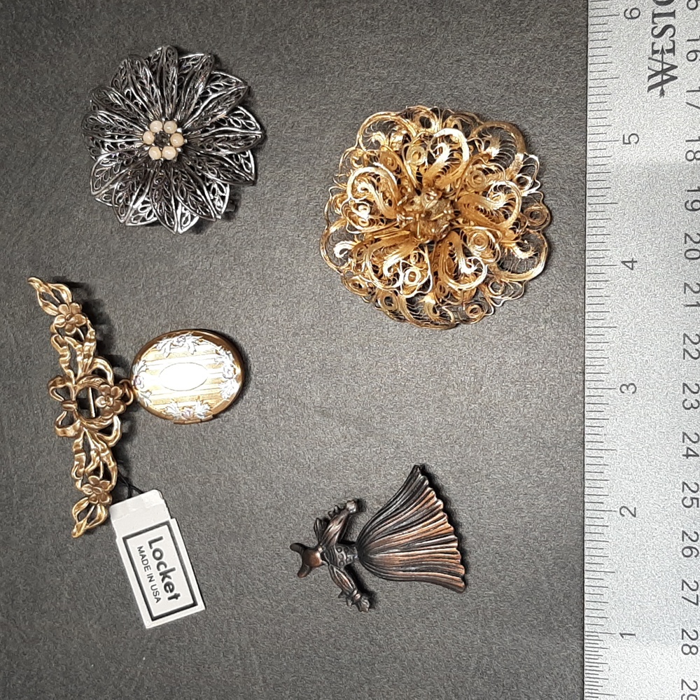 4 PC Assorted Antq/Vtg Gold, Silver, Brass, Copper Tone Brooches